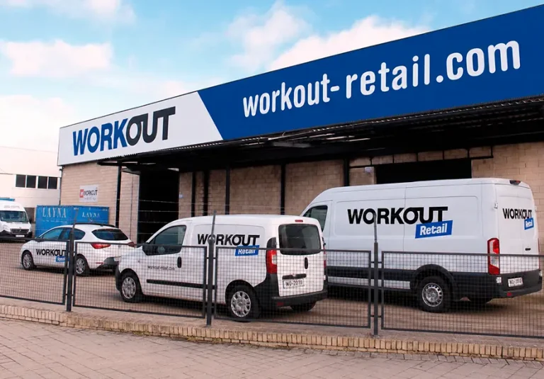 Flota de vehículos en el centro logístico de Workout Retail