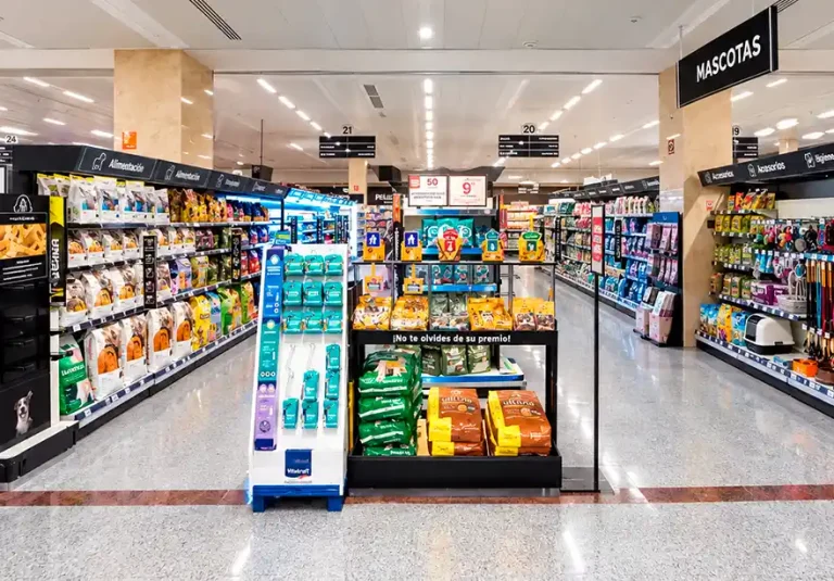 Assembly of a promotional stand in a supermarket