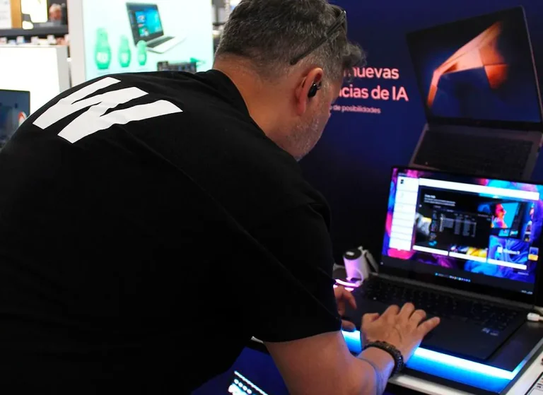 Instalador de mobiliario comercial en el PDV de Workout Retail